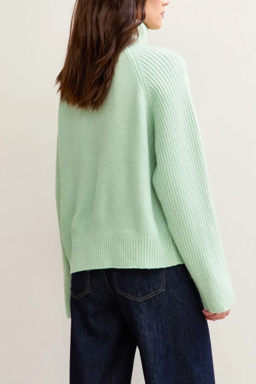 New-Look-mietowy-sweter-golf-modelka-tyl.webp