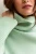 New-Look-mietowy-sweter-golf-modelka-zblizenie.webp