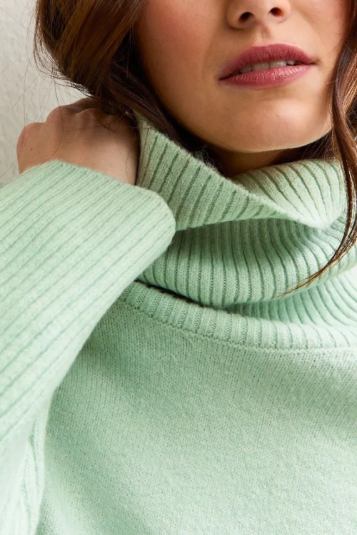 New-Look-mietowy-sweter-golf-modelka-zblizenie.webp
