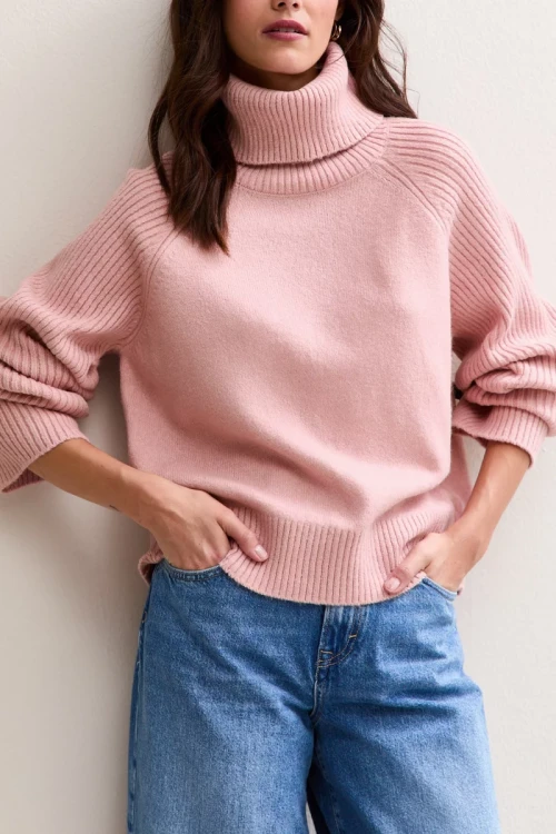 New-Look-rozowy-sweter-golf-modelka-przod.webp