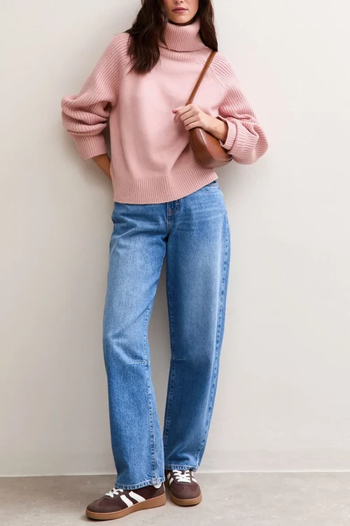 New-Look-rozowy-sweter-golf-modelka-przod3.webp