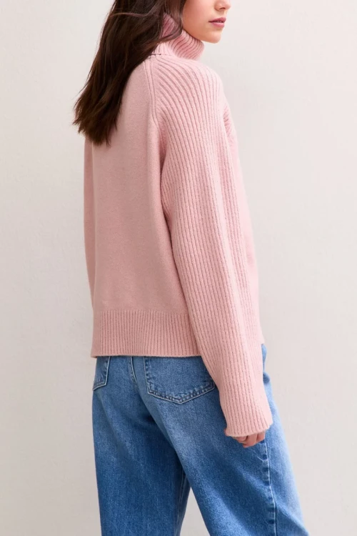 New-Look-rozowy-sweter-golf-modelka-tyl.webp