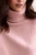 New-Look-rozowy-sweter-golf-modelka-zblizenie.webp