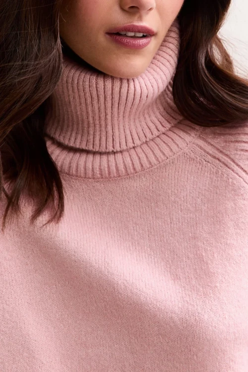 New-Look-rozowy-sweter-golf-modelka-zblizenie.webp