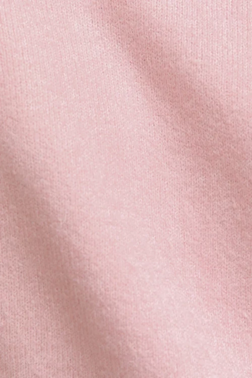 New-Look-rozowy-sweter-golf-zblizenie.webp