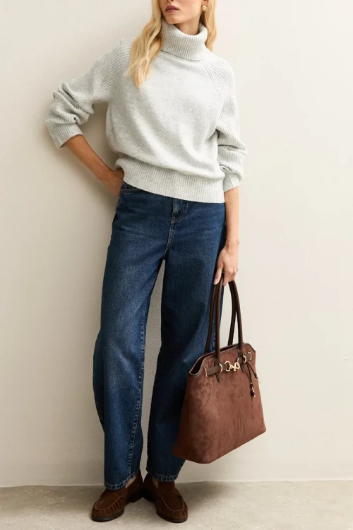 New-Look-szary-sweter-golf-modelka-przod2.webp