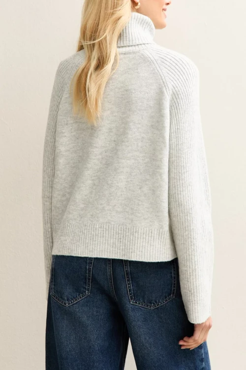 New-Look-szary-sweter-golf-modelka-tyl.webp