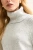 New-Look-szary-sweter-golf-modelka-zblizenie.webp