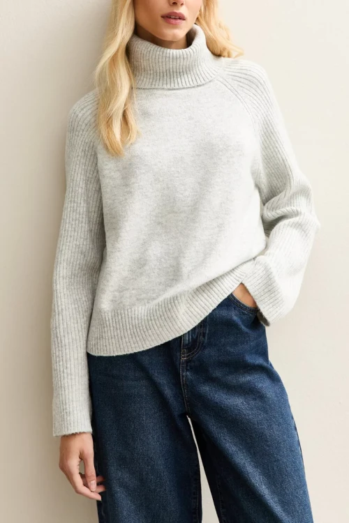 New-Look-szary-sweter-golf-modelka-przod.webp