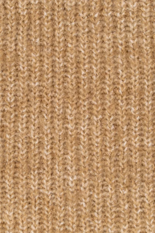 Primark-bezowy-sweter-golf-welna-zblizenie2.webp