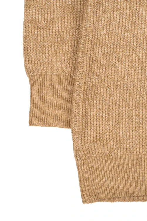 Primark-bezowy-sweter-golf-welna-zblizenie3.webp