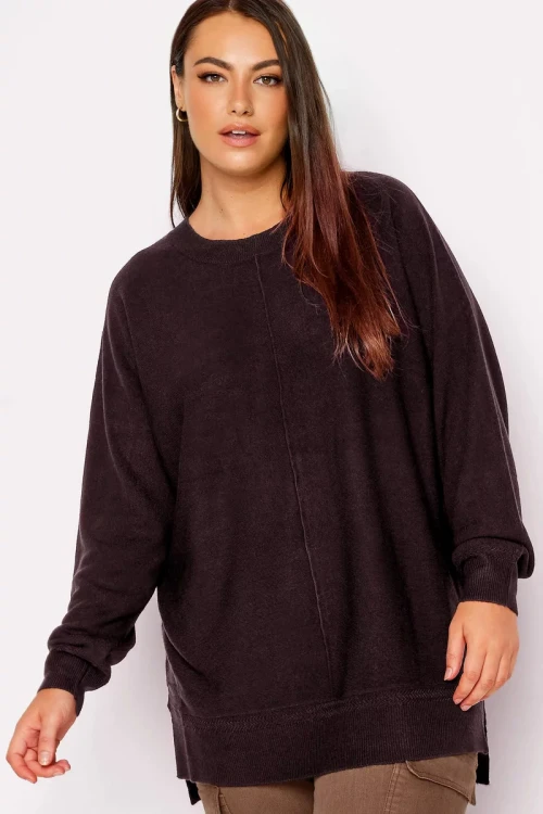 Yours-burgundowy-asymetryczny-sweter-plus-size-modelka-przod.webp