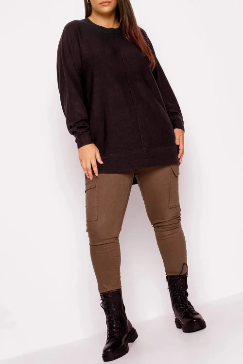 Yours-burgundowy-asymetryczny-sweter-plus-size-modelka-przod2.webp