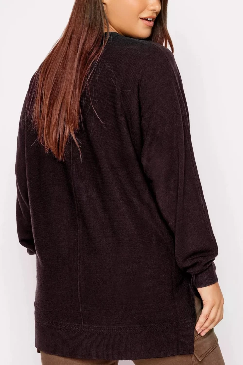Yours-burgundowy-asymetryczny-sweter-plus-size-modelka-tyl.webp