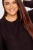 Yours-burgundowy-asymetryczny-sweter-plus-size-modelka-zblizenie.webp
