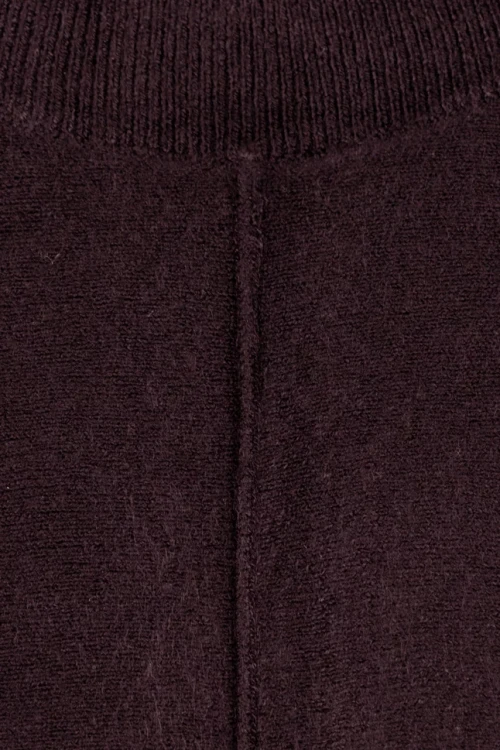Yours-burgundowy-asymetryczny-sweter-plus-size-zblizenie.webp