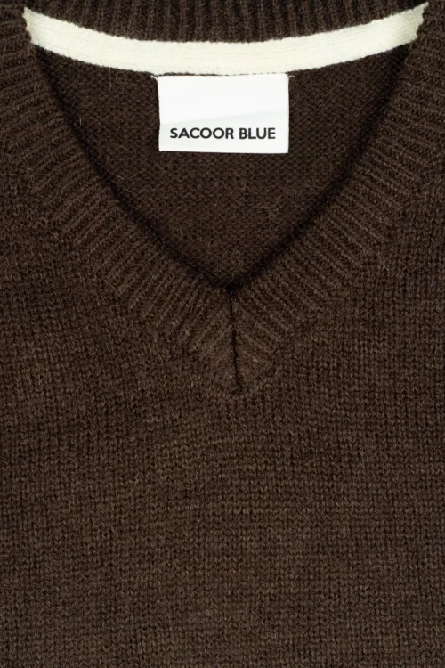 Sacoor-blue-meski-kasztanowy-sweter-welna-haft-zblizenie.webp