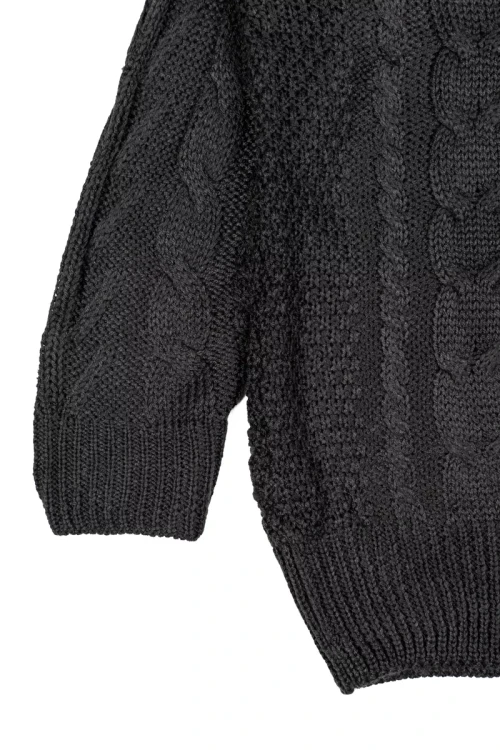 River-Island-czarny-sweter-warkocze-zblizenie3.webp