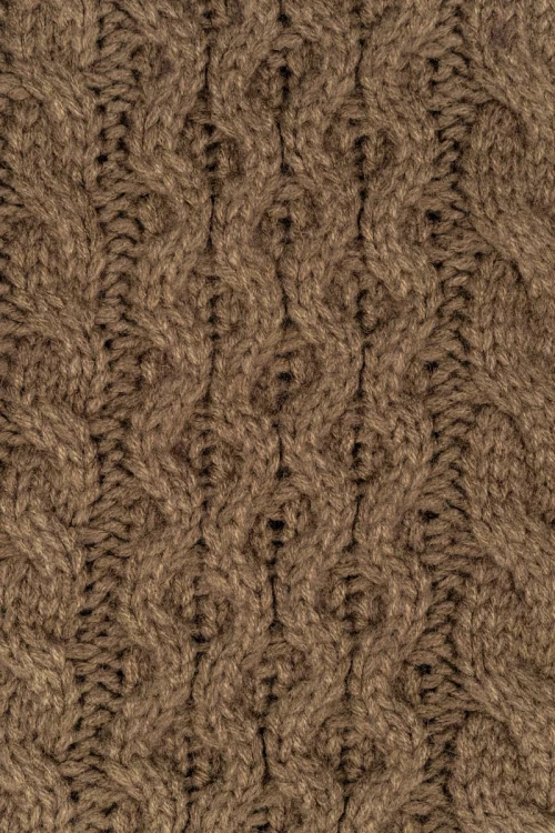 C&A-brazowy-cieply-sweter-v-neck-warkocze-zblizeni2.webp