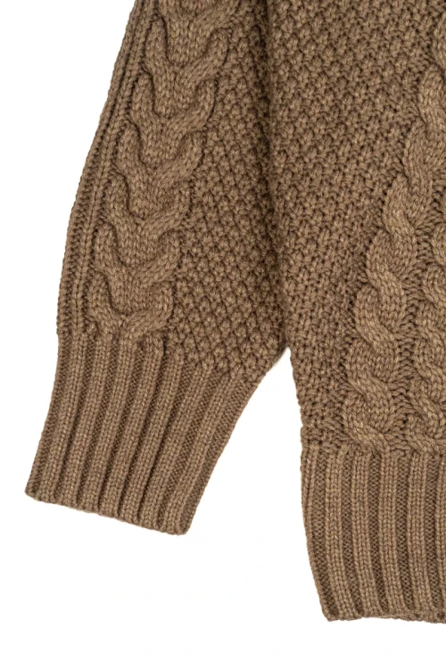 C&A-brazowy-cieply-sweter-v-neck-warkocze-zblizeni3.webp