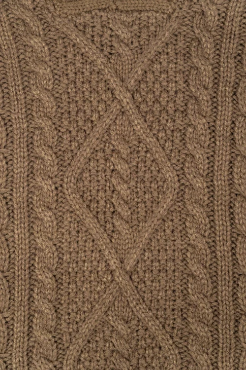 C&A-brazowy-cieply-sweter-v-neck-warkocze-zblizenie.webp