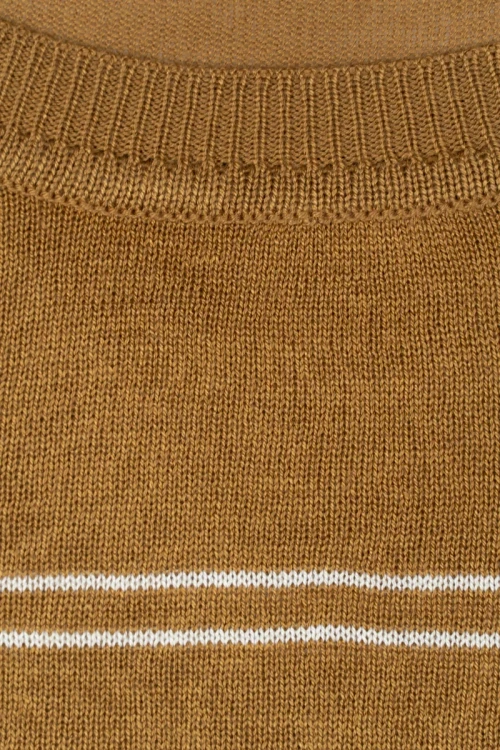 Next-brazowy-sweter-w-biale-pasy-zblizenie.webp