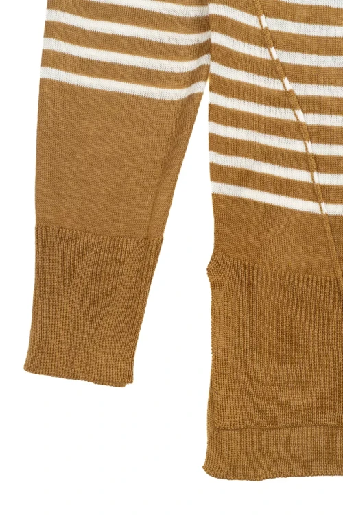 Next-brazowy-sweter-w-biale-pasy-zblizenie3.webp