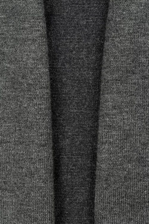 Vero-Moda-grafitowa-narzuta-kieszenie-oversize-zblizenie.webp