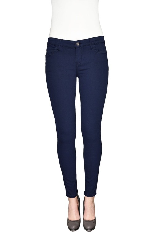 mango-granatowe-spodnie-jeansy-denim&amp;tees-modelka-przod.jpg