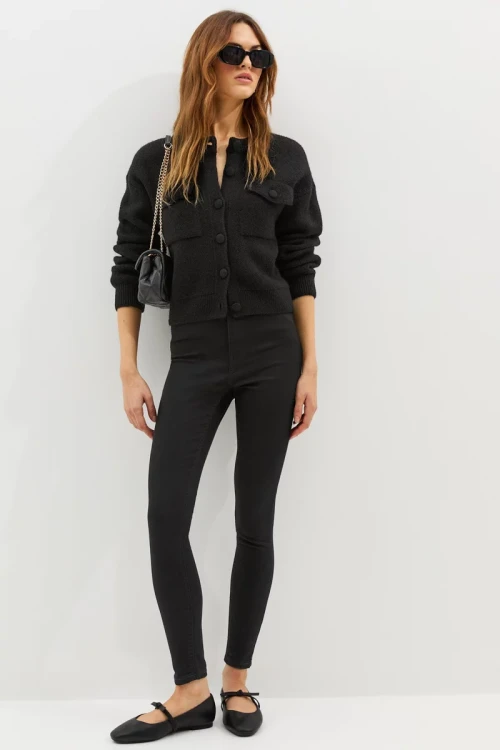 New-Look-czarne-damskie-spodnie-jeansy-Emilee-modelka-przod.webp