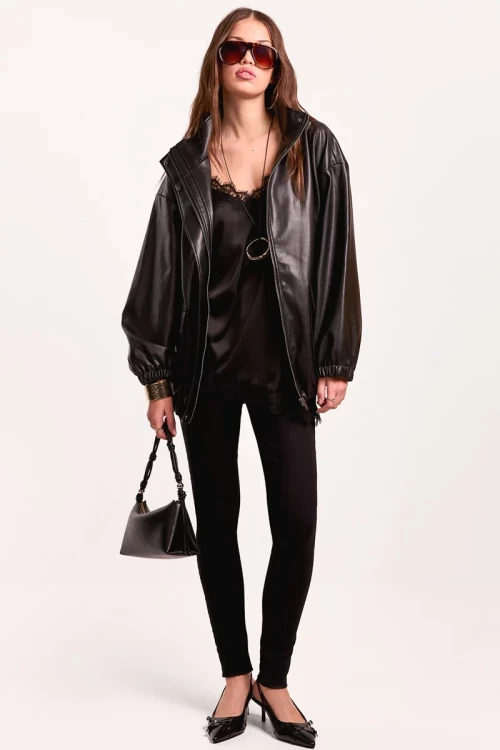 New-Look-czarne-damskie-spodnie-jeansy-Emilee-modelka-przod4.webp