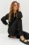 New-Look-czarne-damskie-spodnie-jeansy-Emilee-modelka-zblizenie.webp