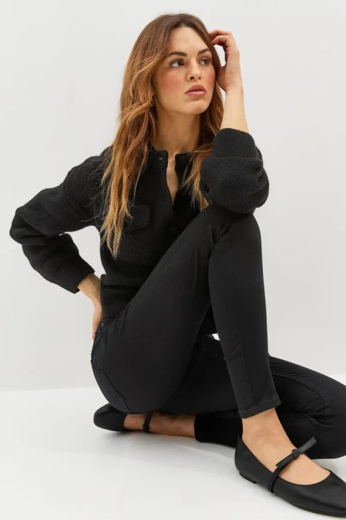 New-Look-czarne-damskie-spodnie-jeansy-Emilee-modelka-zblizenie.webp