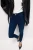New-Look-granatowe-damskie-spodnie-jeansy-Emilee-modelka-przod.webp