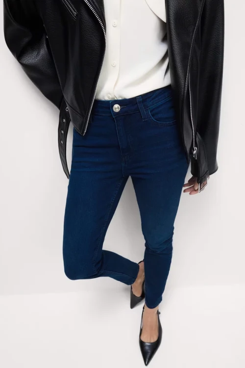 New-Look-granatowe-damskie-spodnie-jeansy-Emilee-modelka-przod.webp