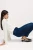 New-Look-granatowe-damskie-spodnie-jeansy-Emilee-modelka-zblizenie.webp
