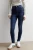 New-Look-ciemne-jeansowe-damskie-spodnie-jeansy-Emilee-modelka-przod.webp