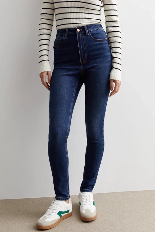 New-Look-ciemne-jeansowe-damskie-spodnie-jeansy-Emilee-modelka-przod.webp