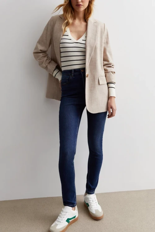 New-Look-ciemne-jeansowe-damskie-spodnie-jeansy-Emilee-modelka-przod2.webp