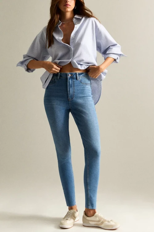 New-Look-jasne-jeansowe-damskie-spodnie-jeansy-Emilee-modelka-przod.webp