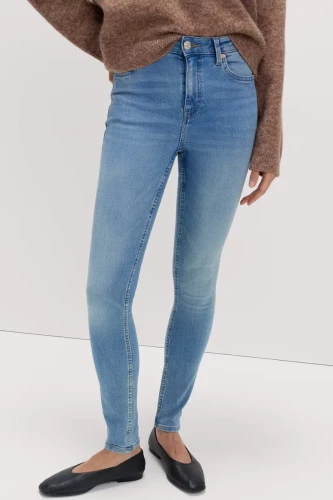 M&S-Ivy-jasne-jeansowe-spodnie-skinny-jeansy-modelka-przod.webp