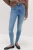 M&S-Ivy-jasne-jeansowe-spodnie-skinny-jeansy-modelka-przod.webp