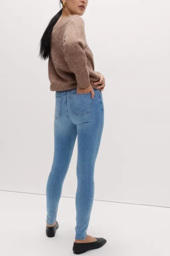 M&S-Ivy-jasne-jeansowe-spodnie-skinny-jeansy-modelka-tyl.webp