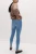 M&S-Ivy-jasne-jeansowe-spodnie-skinny-jeansy-modelka-tyl.webp