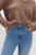 M&S-Ivy-jasne-jeansowe-spodnie-skinny-jeansy-modelka-zblizenie.webp