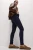 M&S-Ivy-jeansowe-granatowe-miedziane-szwy-spodnie-skinny-jeansy-modelka-bok.webp
