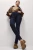 M&S-Ivy-jeansowe-granatowe-miedziane-szwy-spodnie-skinny-jeansy-modelka-przod.webp