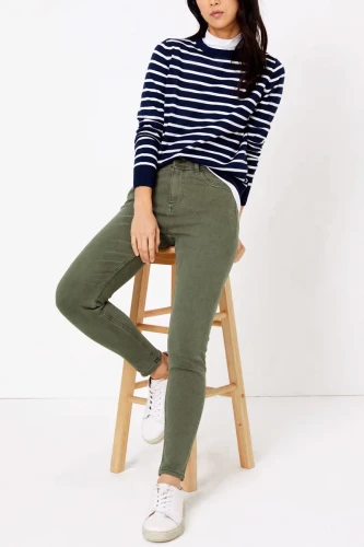 M&S-ivy-oliwkowe-spodnie-jeansy-jeans-modelka-przod.webp