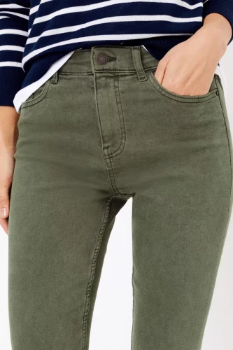 M&S-ivy-oliwkowe-spodnie-jeansy-jeans-modelka-zblizenie.webp