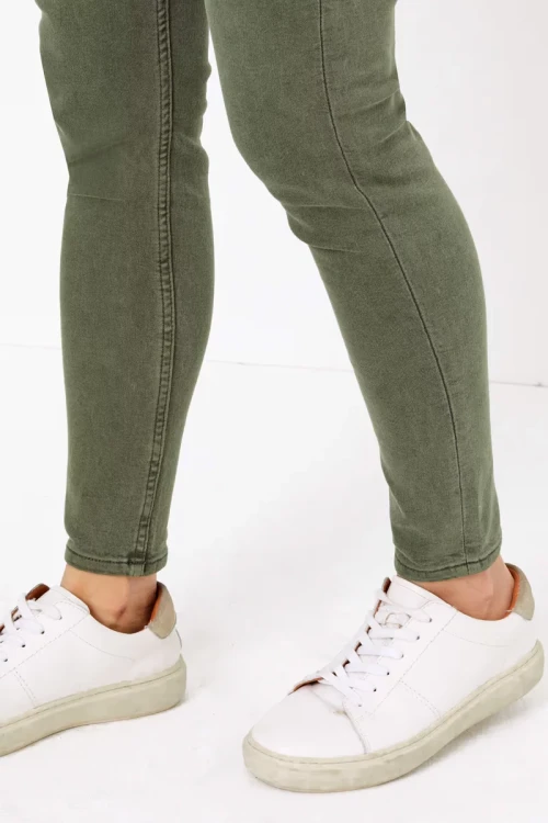 M&S-ivy-oliwkowe-spodnie-jeansy-jeans-modelka-zblizenie2.webp
